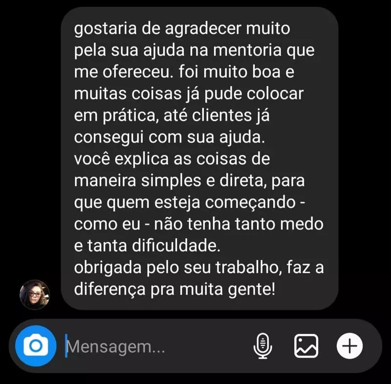 Mensagem de cliente agradecendo pela mentoria recebida, destacando a simplicidade e clareza na explicação, que ajudaram a conquistar clientes e superar dificuldades.